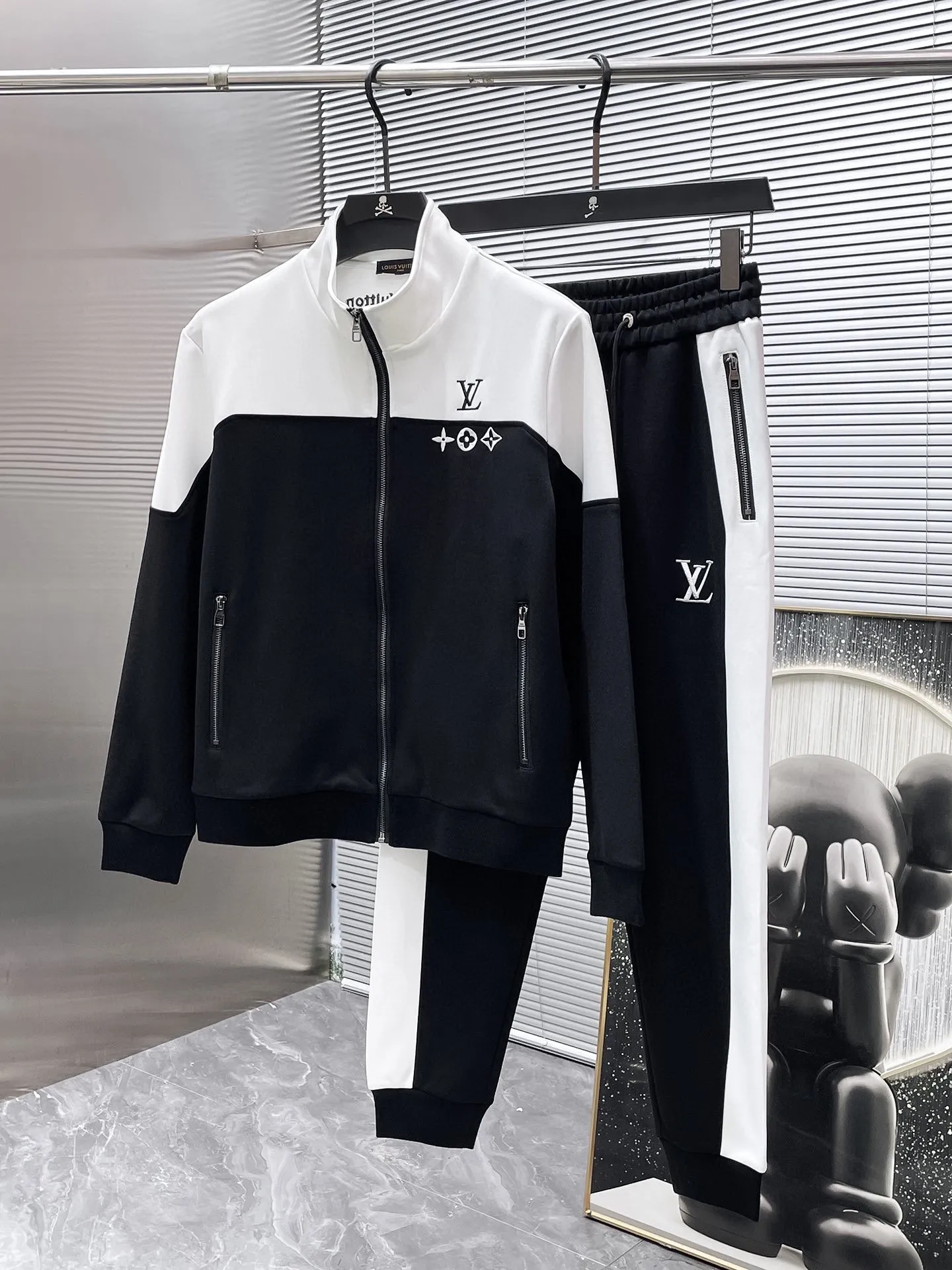 🅿️720 LV hot-selling suit is coming. Focus on the original version of the official website. 2025 new hot-selling cardigan suit. The original order is the best. 🇭🇰The meticulous work of top designers. It has a fitting and perfect upper body effect. All-natural high-quality Tencel Roman cotton 100%, close-fitting comfort, noble and elegant! Original hardware embodies elegance and nobility! Counter size: M-3XL (maximum wear up to 190 pounds)
